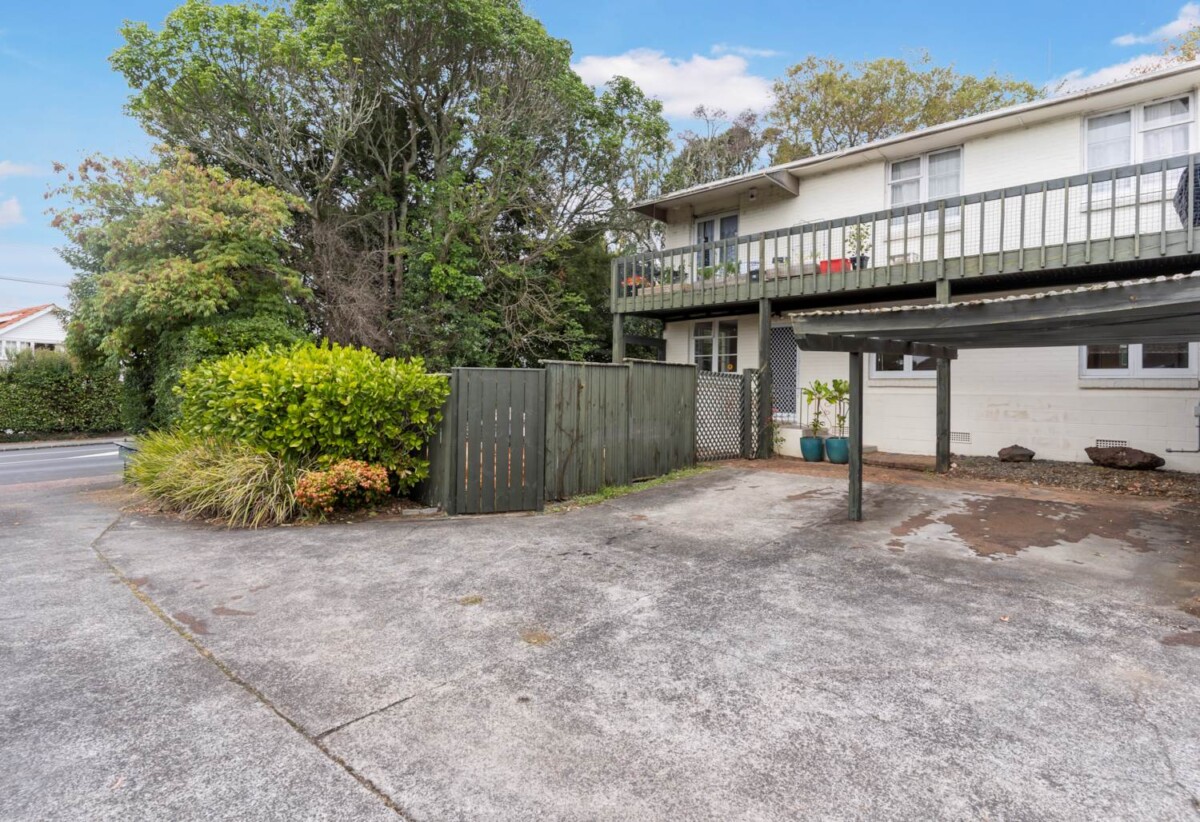 Brick 3 beds 1 bath home with car park, 0.8 km to Cornwall Park District School, 1.1 km to Remuera Intermediate, 1.2 km to One Tree Hill College, 1/214 Campbell Road, Greenlane, Auckland