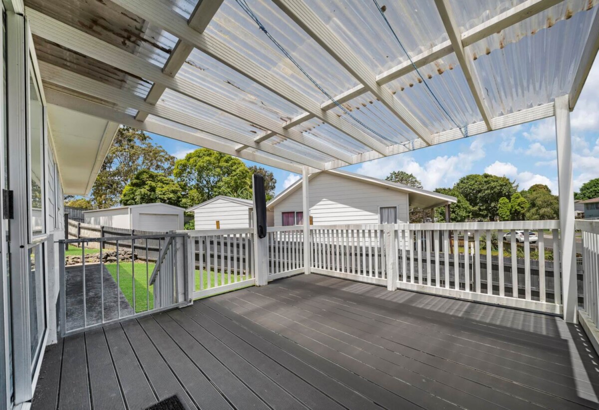 Vendors Are Moving, 4 beds 1 bath house on 611m2 section, handy to Clendon Shopping Centre., 0.2 km to Roscommon School, 2.2 km to Manurewa High School, 20 Frobisher Way, Manurewa, Auckland