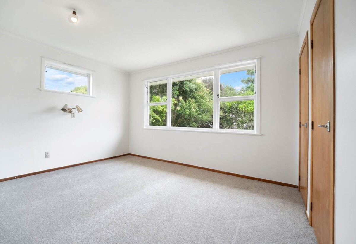Newly Renovated 4 beds 3 baths house on 809m2 section, Mixed Housing Urban Zone, walks to Glenfield Mall, 0.9 km to Windy Ridge School, 1.3 km to Glenfield Intermediate School, 36 Peach Road, Glenfield, Auckland