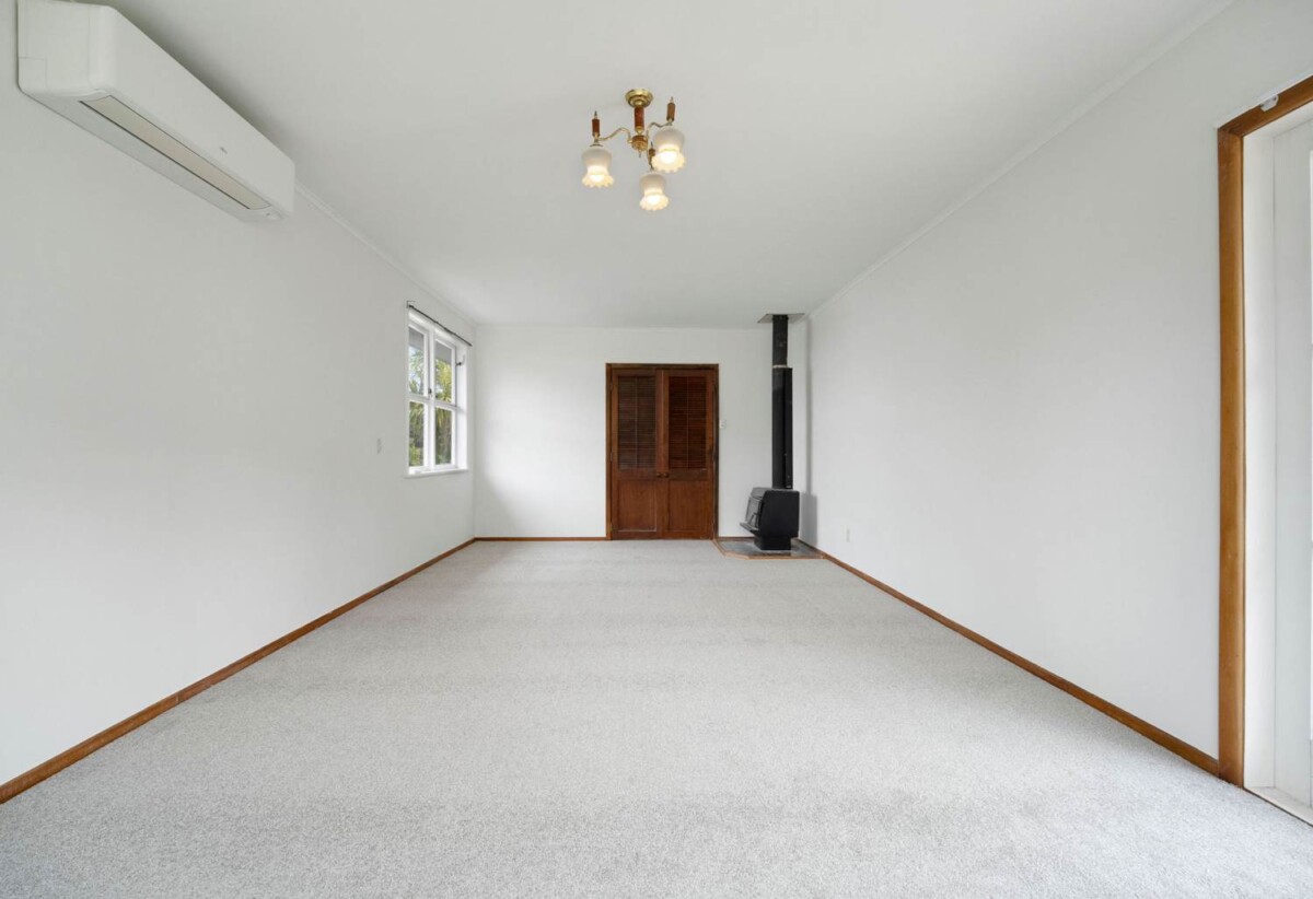 Newly Renovated 4 beds 3 baths house on 809m2 section, Mixed Housing Urban Zone, walks to Glenfield Mall, 0.9 km to Windy Ridge School, 1.3 km to Glenfield Intermediate School, 36 Peach Road, Glenfield, Auckland