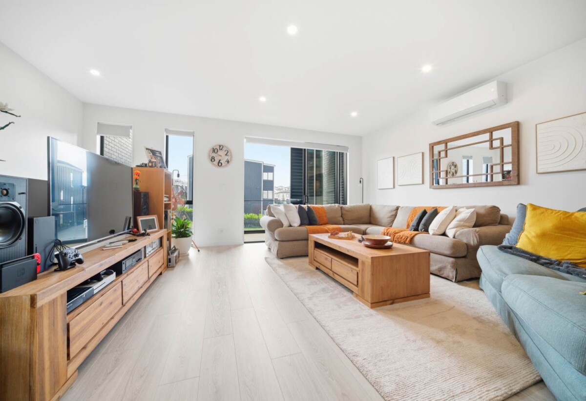 Affordable 3 beds 2.5 baths home with double garage, 1 km to Long Bay College, 1.1 km to Long Bay School, 2B Longshore Drive, Long Bay, Auckland