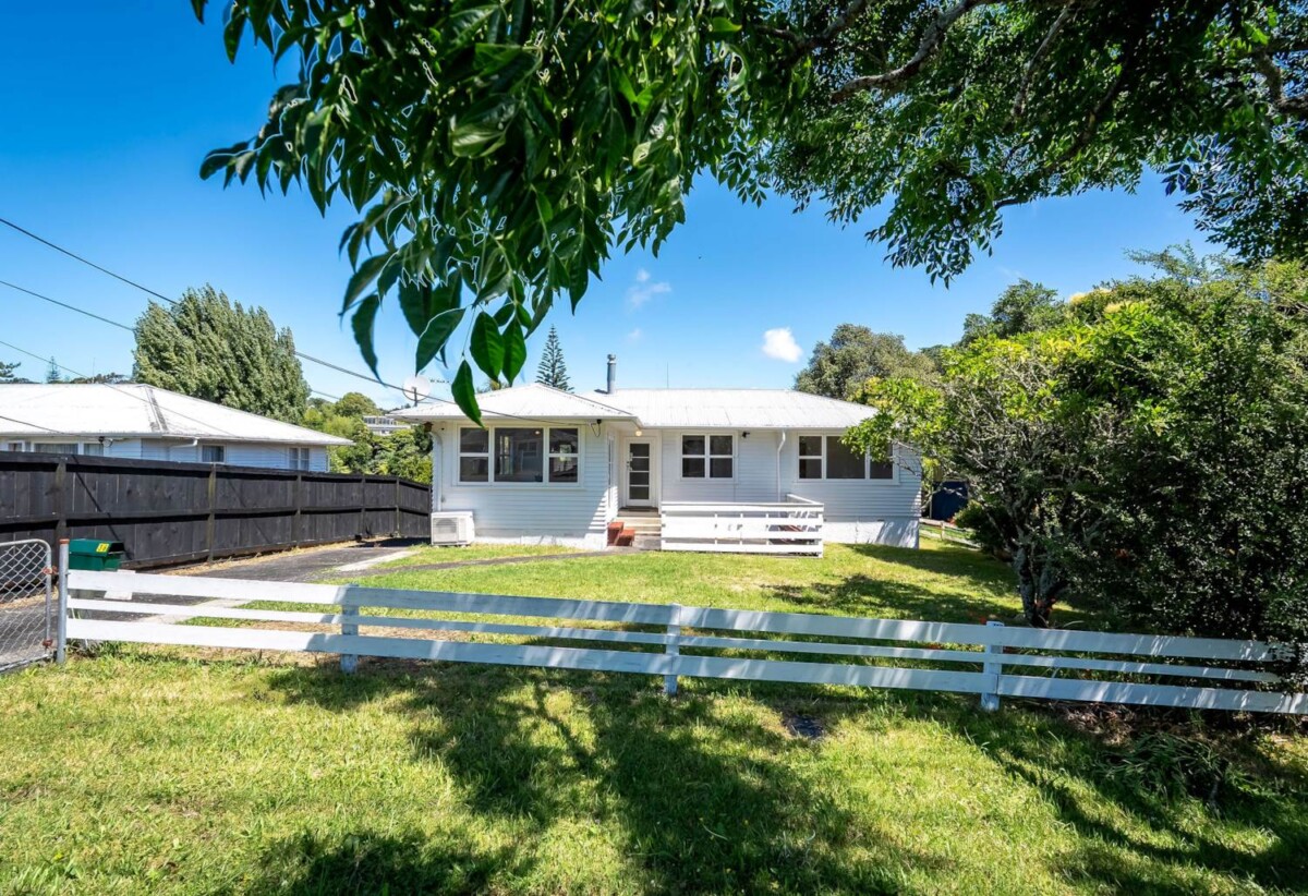 Newly Renovated 4 beds 3 baths house on 809m2 section, Mixed Housing Urban Zone, walks to Glenfield Mall, 0.9 km to Windy Ridge School, 1.3 km to Glenfield Intermediate School, 36 Peach Road, Glenfield, Auckland