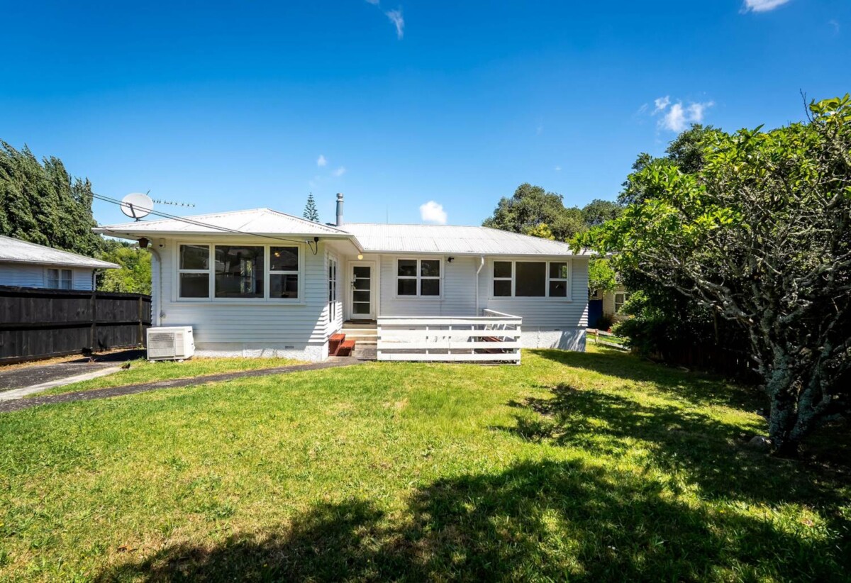 Newly Renovated 4 beds 3 baths house on 809m2 section, Mixed Housing Urban Zone, walks to Glenfield Mall, 0.9 km to Windy Ridge School, 1.3 km to Glenfield Intermediate School, 36 Peach Road, Glenfield, Auckland