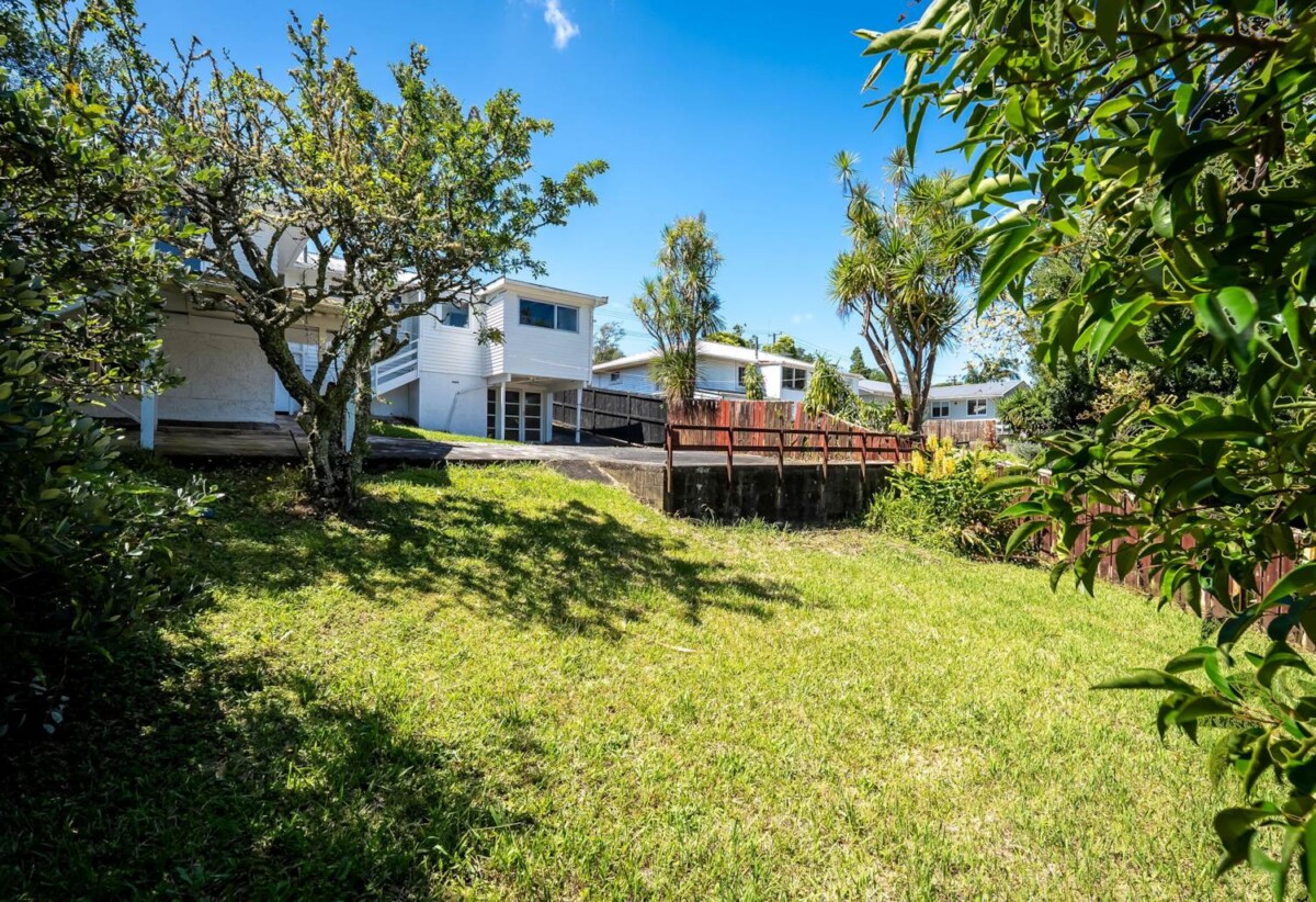 Newly Renovated 4 beds 3 baths house on 809m2 section, Mixed Housing Urban Zone, walks to Glenfield Mall, 0.9 km to Windy Ridge School, 1.3 km to Glenfield Intermediate School, 36 Peach Road, Glenfield, Auckland