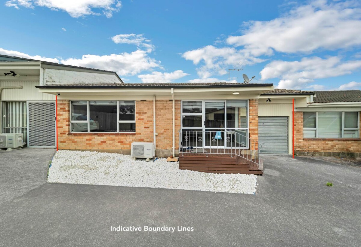 Brick and tile 2 beds 1 bath home with garage and fully fenced backyard , 0.4 km to Papatoetoe West School, 1.6 km to Papatoetoe Intermediate, 1.8 km to Papatoetoe High School, 4/75 Coronation Road, Papatoetoe, Auckland