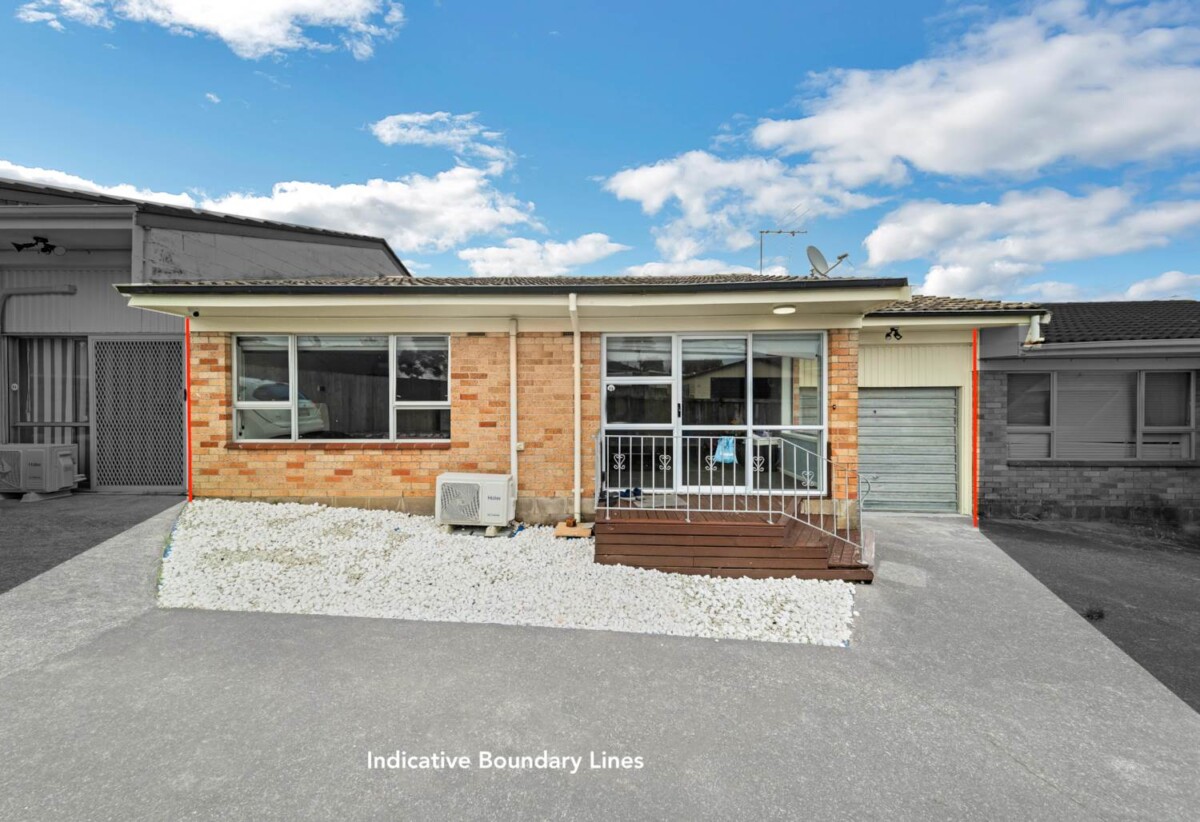 Brick and tile 2 beds 1 bath home with garage and fully fenced backyard , 0.4 km to Papatoetoe West School, 1.6 km to Papatoetoe Intermediate, 1.8 km to Papatoetoe High School, 4/75 Coronation Road, Papatoetoe, Auckland