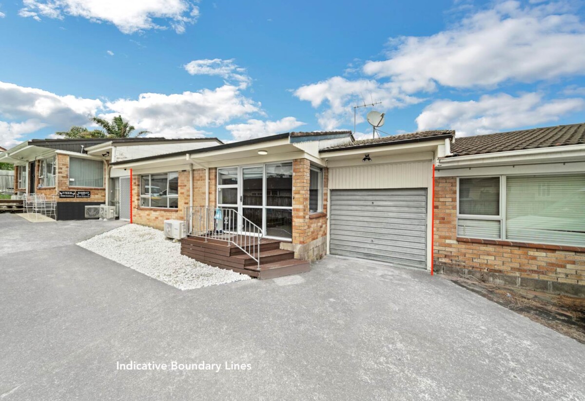 Brick and tile 2 beds 1 bath home with garage and fully fenced backyard , 0.4 km to Papatoetoe West School, 1.6 km to Papatoetoe Intermediate, 1.8 km to Papatoetoe High School, 4/75 Coronation Road, Papatoetoe, Auckland