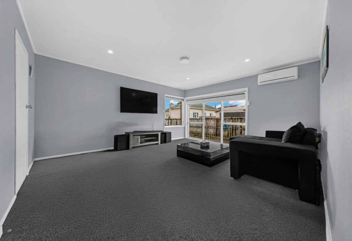 Brick and tile 2 beds 1 bath home with garage and fully fenced backyard , 0.4 km to Papatoetoe West School, 1.6 km to Papatoetoe Intermediate, 1.8 km to Papatoetoe High School, 4/75 Coronation Road, Papatoetoe, Auckland