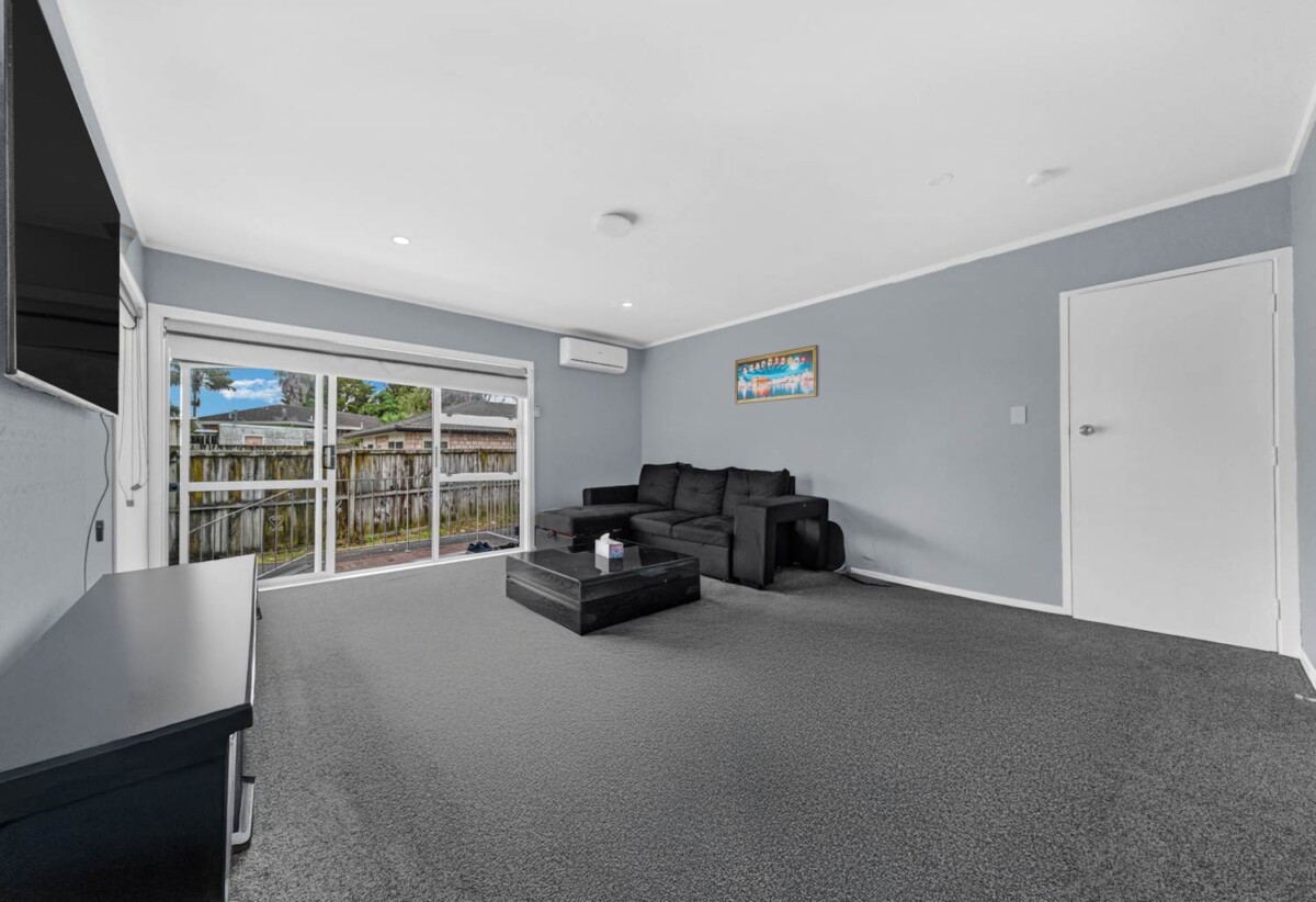 Brick and tile 2 beds 1 bath home with garage and fully fenced backyard , 0.4 km to Papatoetoe West School, 1.6 km to Papatoetoe Intermediate, 1.8 km to Papatoetoe High School, 4/75 Coronation Road, Papatoetoe, Auckland