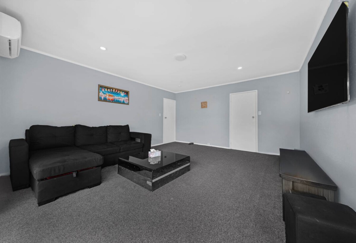 Brick and tile 2 beds 1 bath home with garage and fully fenced backyard , 0.4 km to Papatoetoe West School, 1.6 km to Papatoetoe Intermediate, 1.8 km to Papatoetoe High School, 4/75 Coronation Road, Papatoetoe, Auckland