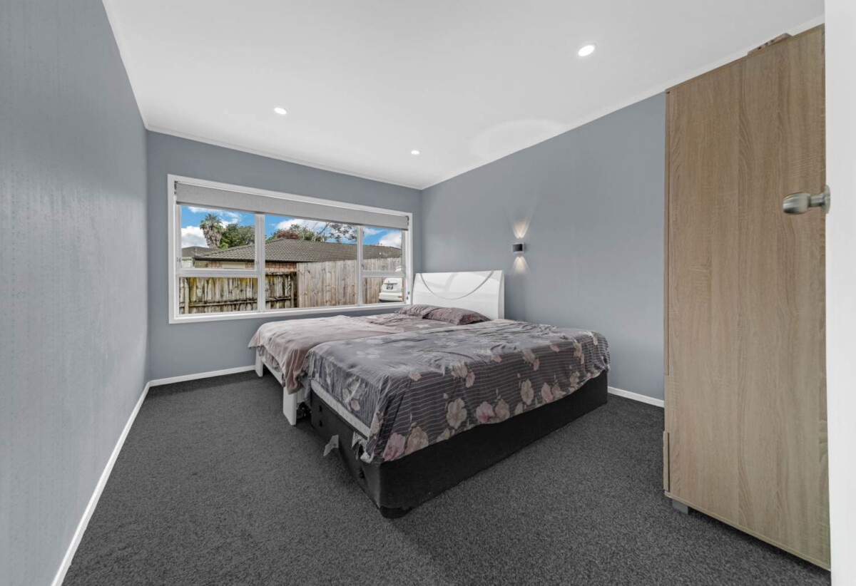 Brick and tile 2 beds 1 bath home with garage and fully fenced backyard , 0.4 km to Papatoetoe West School, 1.6 km to Papatoetoe Intermediate, 1.8 km to Papatoetoe High School, 4/75 Coronation Road, Papatoetoe, Auckland