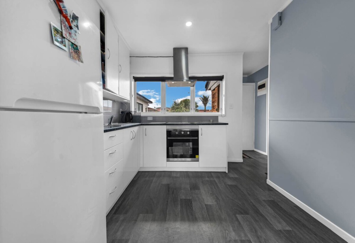 Brick and tile 2 beds 1 bath home with garage and fully fenced backyard , 0.4 km to Papatoetoe West School, 1.6 km to Papatoetoe Intermediate, 1.8 km to Papatoetoe High School, 4/75 Coronation Road, Papatoetoe, Auckland