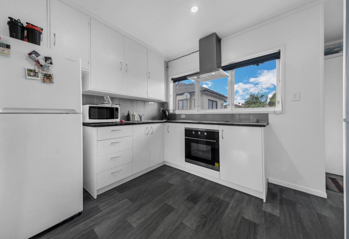 Brick and tile 2 beds 1 bath home with garage and fully fenced backyard , 0.4 km to Papatoetoe West School, 1.6 km to Papatoetoe Intermediate, 1.8 km to Papatoetoe High School, 4/75 Coronation Road, Papatoetoe, Auckland
