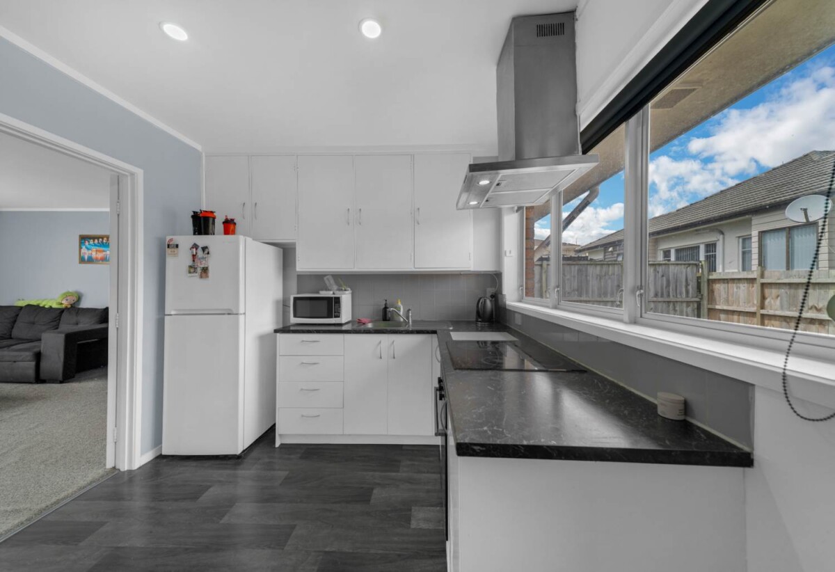 Brick and tile 2 beds 1 bath home with garage and fully fenced backyard , 0.4 km to Papatoetoe West School, 1.6 km to Papatoetoe Intermediate, 1.8 km to Papatoetoe High School, 4/75 Coronation Road, Papatoetoe, Auckland