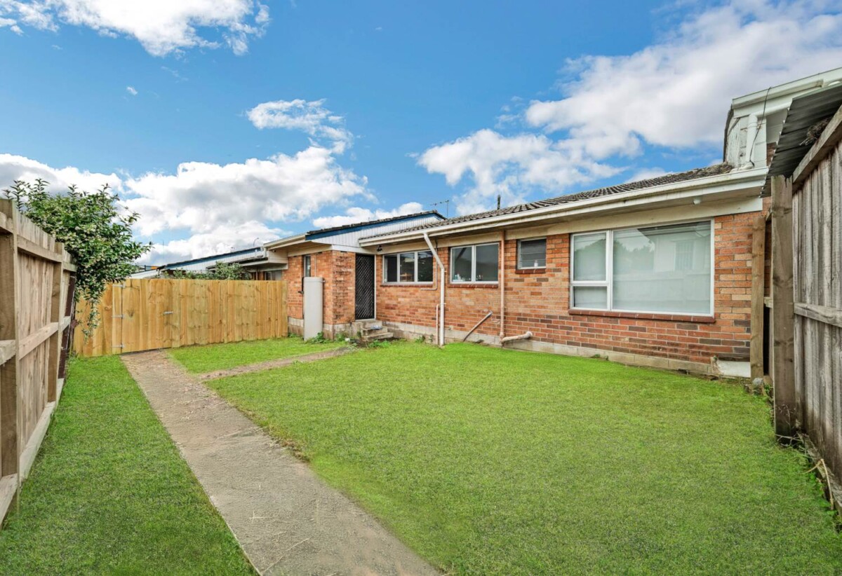 Brick and tile 2 beds 1 bath home with garage and fully fenced backyard , 0.4 km to Papatoetoe West School, 1.6 km to Papatoetoe Intermediate, 1.8 km to Papatoetoe High School, 4/75 Coronation Road, Papatoetoe, Auckland