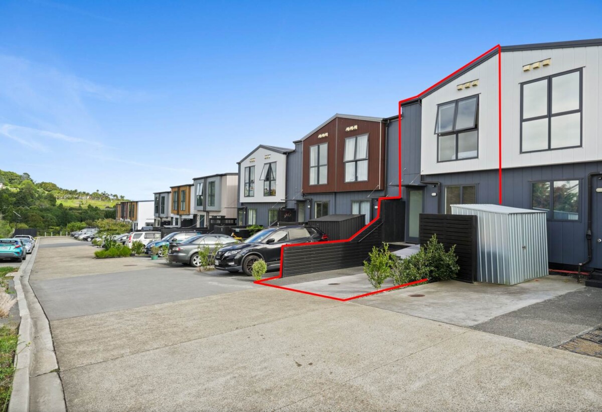 3 beds 2 baths home with car park, 1.8 km to Te Uho o Te Nikau Primary School 2025, 2.8 km to Ormiston Junior College and Ormiston Senior College, 77 Tahere Road, Totara Park, Auckland