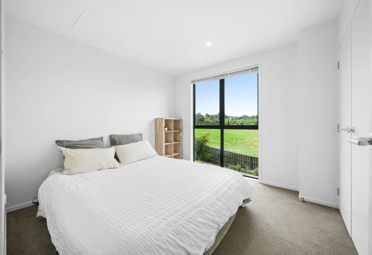 3 beds 2 baths home with car park, 1.8 km to Te Uho o Te Nikau Primary School 2025, 2.8 km to Ormiston Junior College and Ormiston Senior College, 77 Tahere Road, Totara Park, Auckland