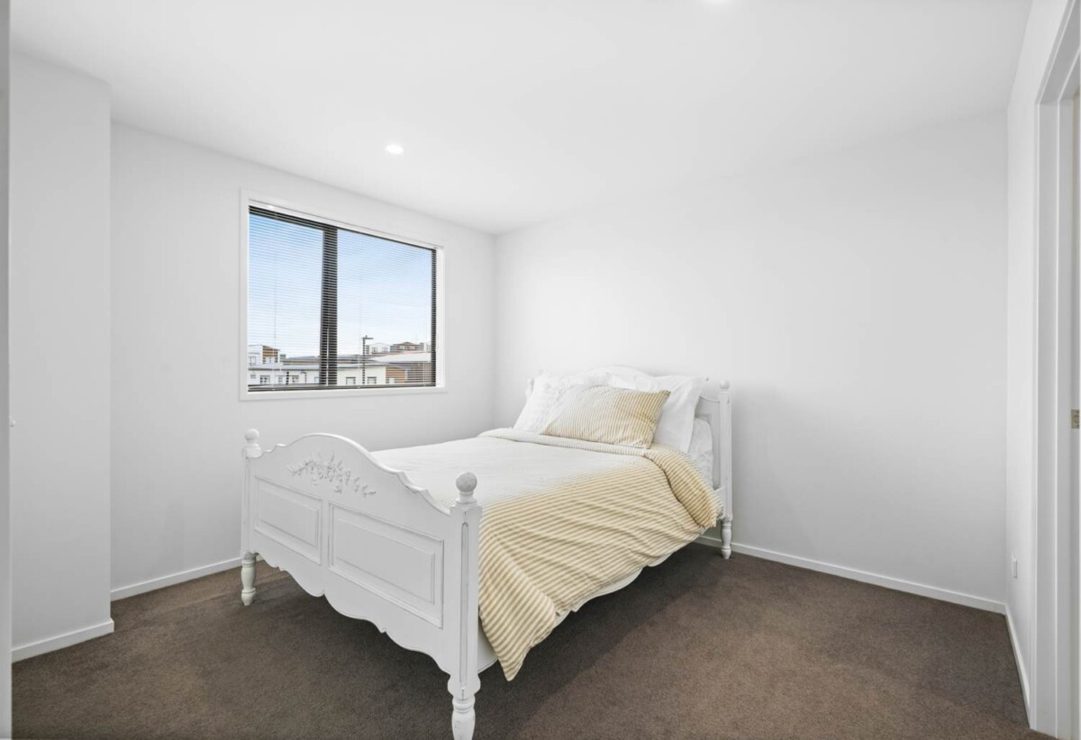 3 beds 2 baths home with car park, 1.8 km to Te Uho o Te Nikau Primary School 2025, 2.8 km to Ormiston Junior College and Ormiston Senior College, 77 Tahere Road, Totara Park, Auckland