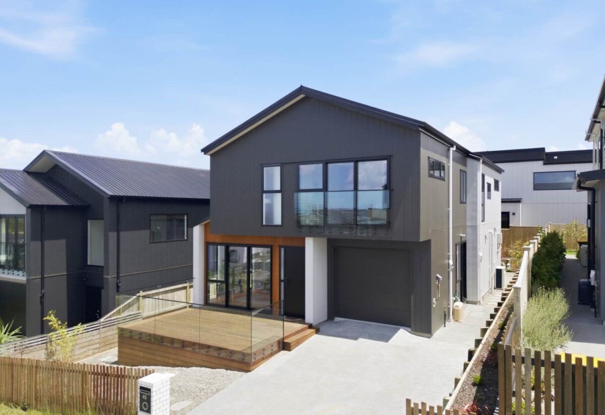 Brandnew 5 beds 4.5 baths house with garage on 322m2 section, 1.2 km to Long Bay School, 1.3 km to Long Bay College, 45 Kumukumu Road, Long Bay, Auckland