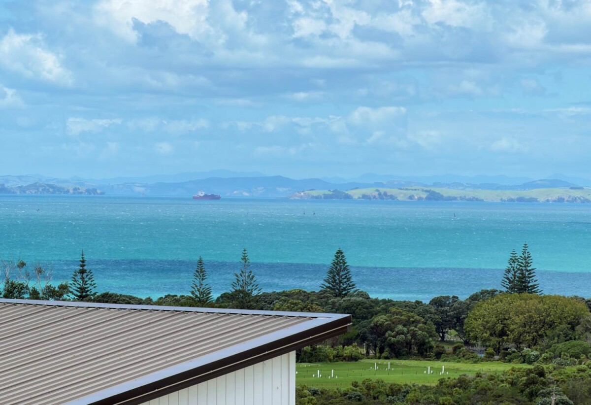 Brandnew 5 beds 4.5 baths house with garage on 322m2 section, 1.2 km to Long Bay School, 1.3 km to Long Bay College, 45 Kumukumu Road, Long Bay, Auckland