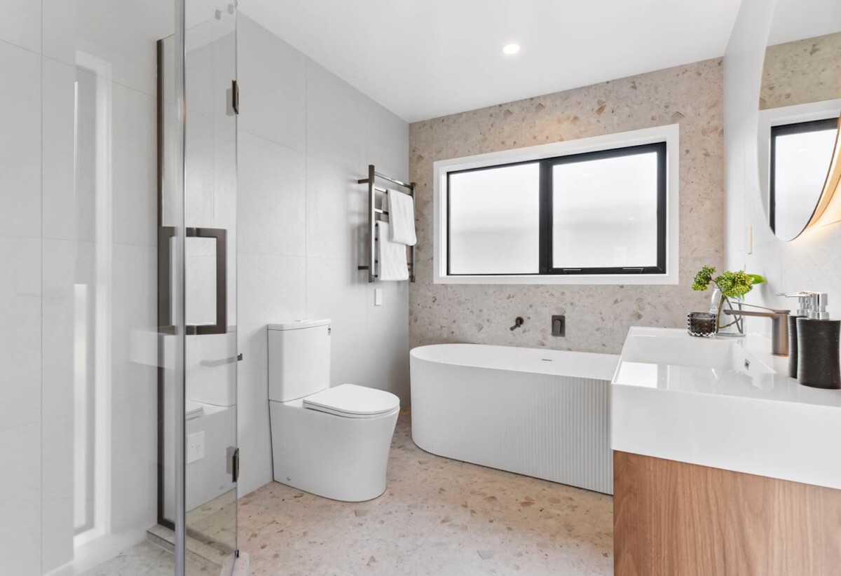 Brandnew 5 beds 4.5 baths house with garage on 322m2 section, 1.2 km to Long Bay School, 1.3 km to Long Bay College, 45 Kumukumu Road, Long Bay, Auckland