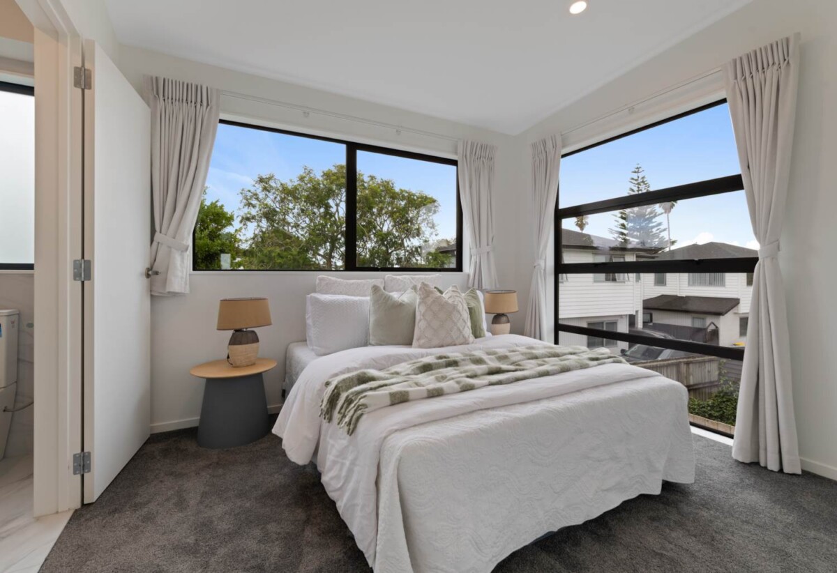 2 beds 2 baths home with car park on 136m² section, walks to to the scenic Point England beachfront, 0.5 km to Ruapotaka School, 1.3 km to Tamaki College, 18F Pirangi Street, Pt England, Auckland