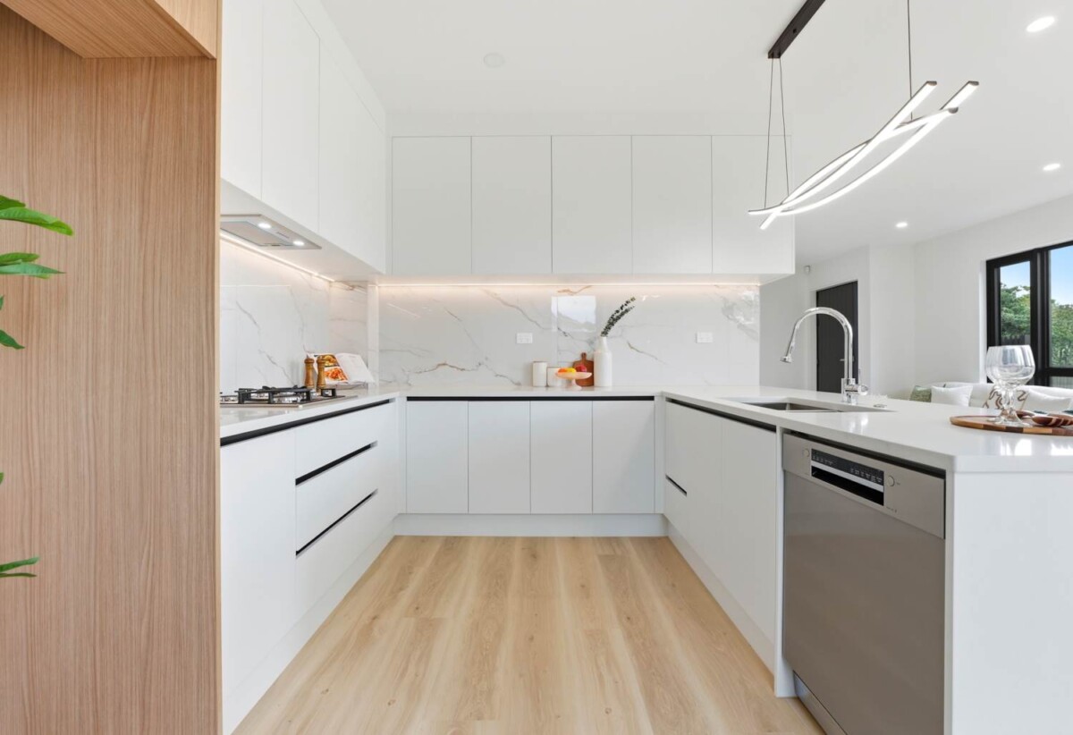 Brandnew standalone 4 beds 2.5 baths home with garage, 1 km to Howick Intermediate, 1.1 km to Howick Primary School, 1.4 km to Pakuranga College, Lot 1/88 Bradbury Road, Highland Park, Auckland