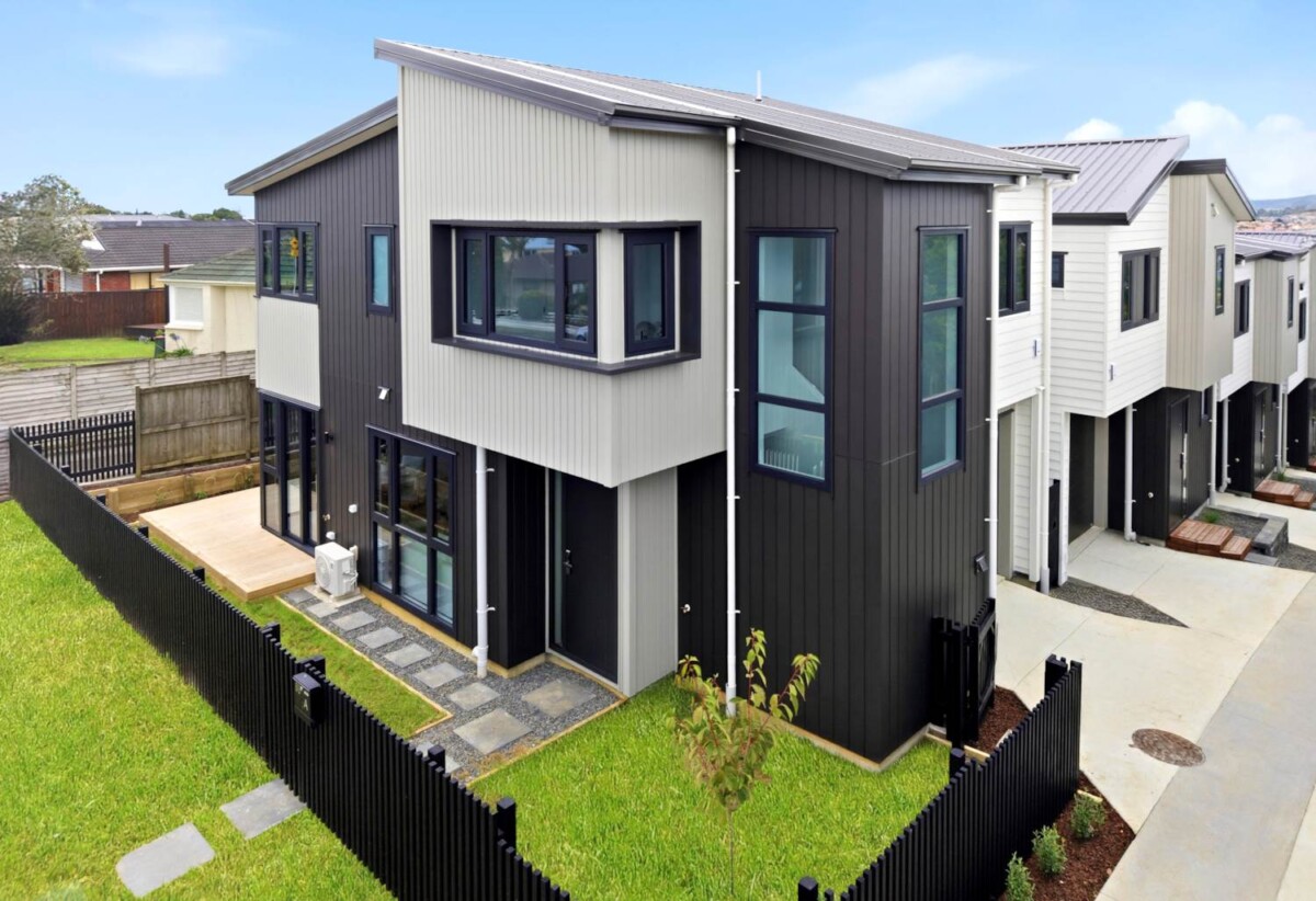 Brandnew standalone 4 beds 2.5 baths home with garage, 1 km to Howick Intermediate, 1.1 km to Howick Primary School, 1.4 km to Pakuranga College, Lot 1/88 Bradbury Road, Highland Park, Auckland