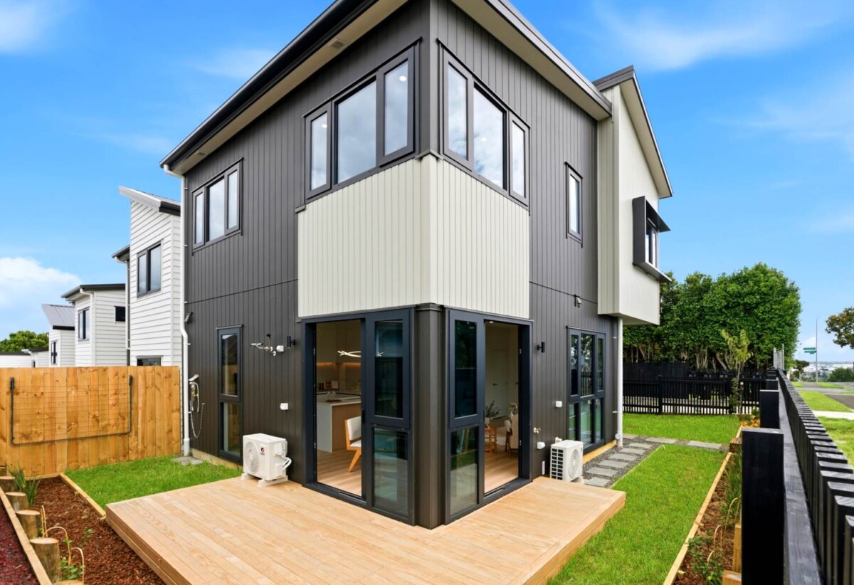 Brandnew standalone 4 beds 2.5 baths home with garage, 1 km to Howick Intermediate, 1.1 km to Howick Primary School, 1.4 km to Pakuranga College, Lot 1/88 Bradbury Road, Highland Park, Auckland