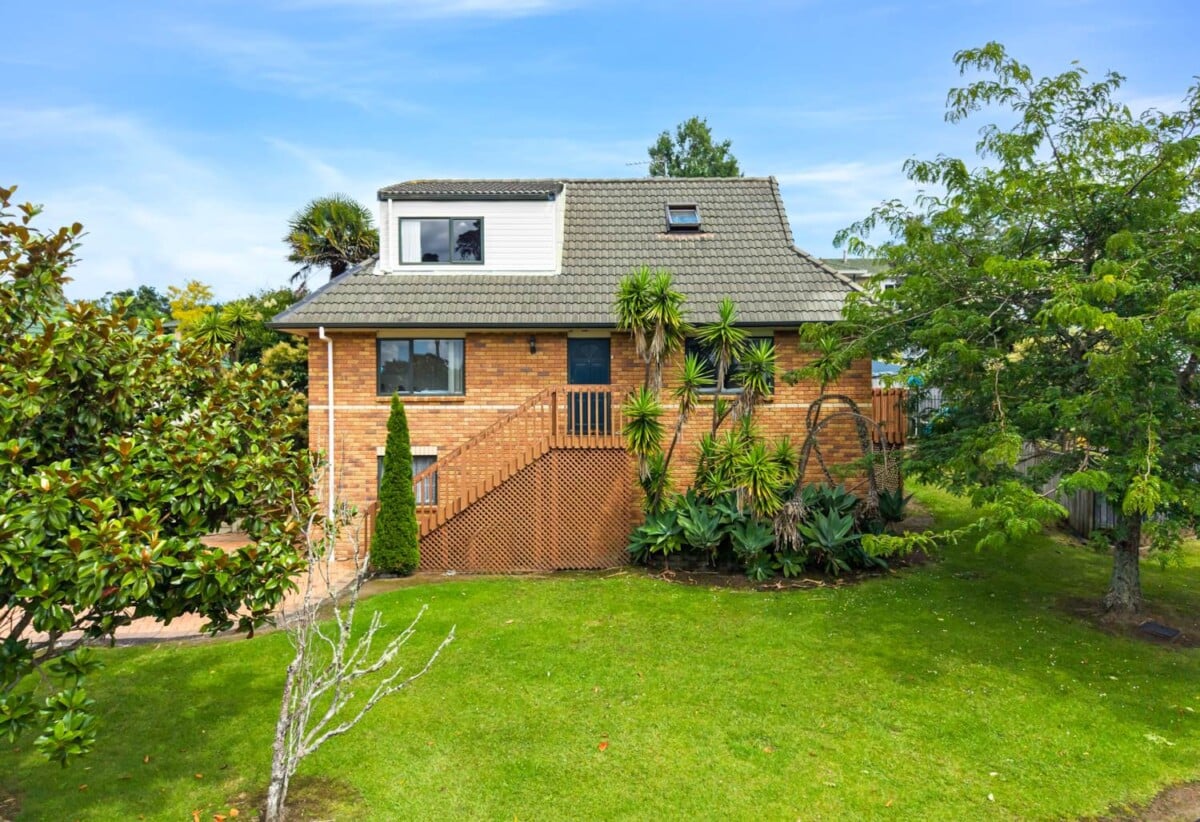 Near to Henderson Park, Brick and tile 3 beds 2 baths house on 451m2 section, walks to WestCity Waitakere shopping centre and Henderson Train Station, 0.7 km to Western Heights School (Auckland), 1.3 km to Waitakere College and Henderson Intermediate, 46 Vintage Drive, Henderson, Auckland