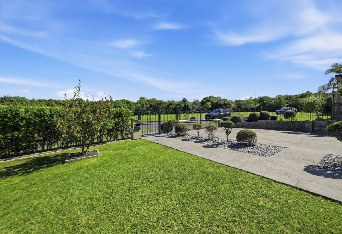4 beds + plus upstairs big study/5th bedroom option, 3 baths with underfloor heating house on 592m2 section, Central air-conditioning and central vacuum system, 1.8 km to Ormiston Senior College, 43 Bronwylian Drive, Flat Bush, Auckland