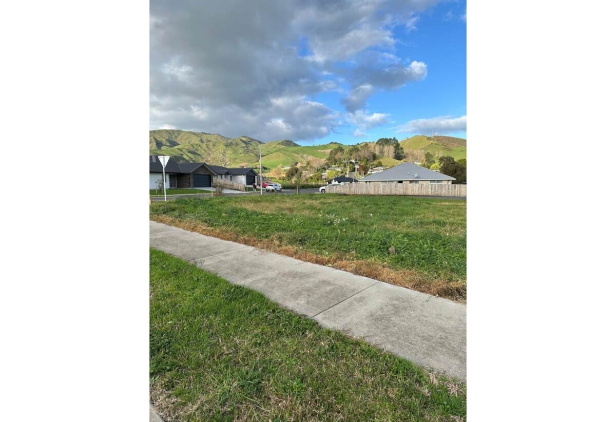 Affordable freehold 629m2 flat section, Approximate drive times:: 20 minutes to Waihi beach, 5 minutes to the Karangahake Gorge , 1.5 hours to Auckland, 1 hour to Hamilton, 1 hour 15 minutes to Tauranga, 2 Sunline Crescent, Paeroa, Hauraki District, Waikato