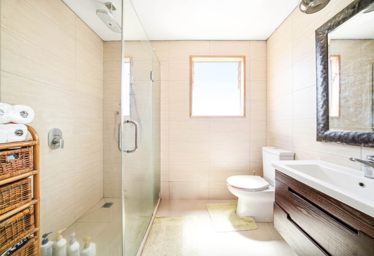 3 beds 2 baths house on 900m2 section, 0.7 km to Glenfield Primary School, 0.9 km to Glenfield Intermediate School, 24 Weldene Avenue, Glenfield, Auckland
