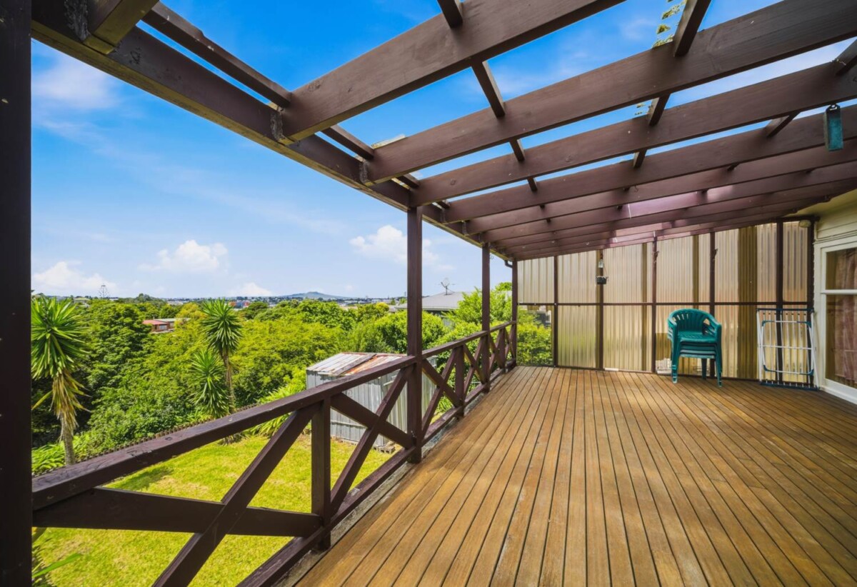 3 beds 2 baths house on 900m2 section, 0.7 km to Glenfield Primary School, 0.9 km to Glenfield Intermediate School, 24 Weldene Avenue, Glenfield, Auckland