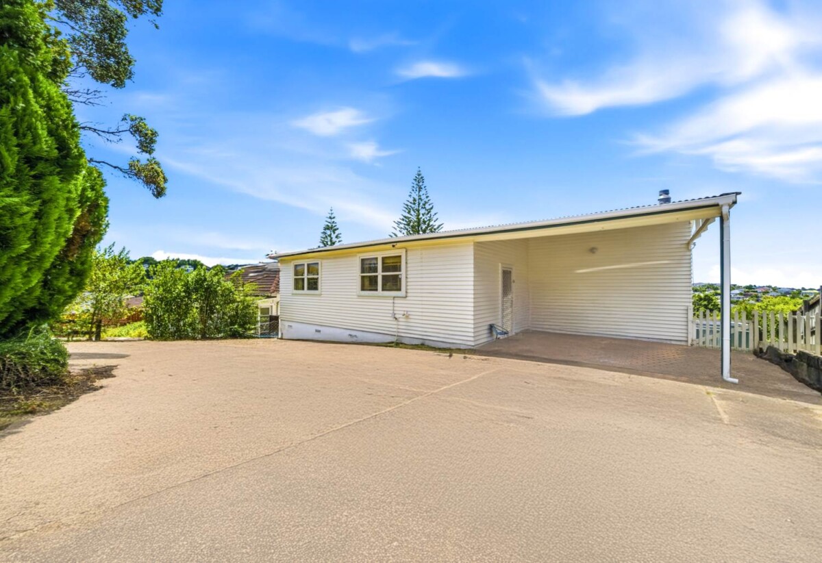 3 beds 2 baths house on 900m2 section, 0.7 km to Glenfield Primary School, 0.9 km to Glenfield Intermediate School, 24 Weldene Avenue, Glenfield, Auckland
