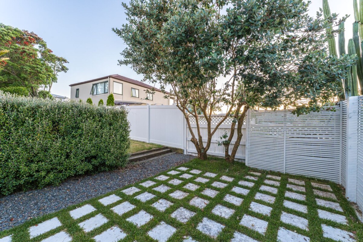 Family Circumstances Changed – Must Be Sold, 195m2 4 beds house on 547m2 section, move-in ready, close to schools, shops, 8 Roy Maloney Drive, Henderson, Auckland