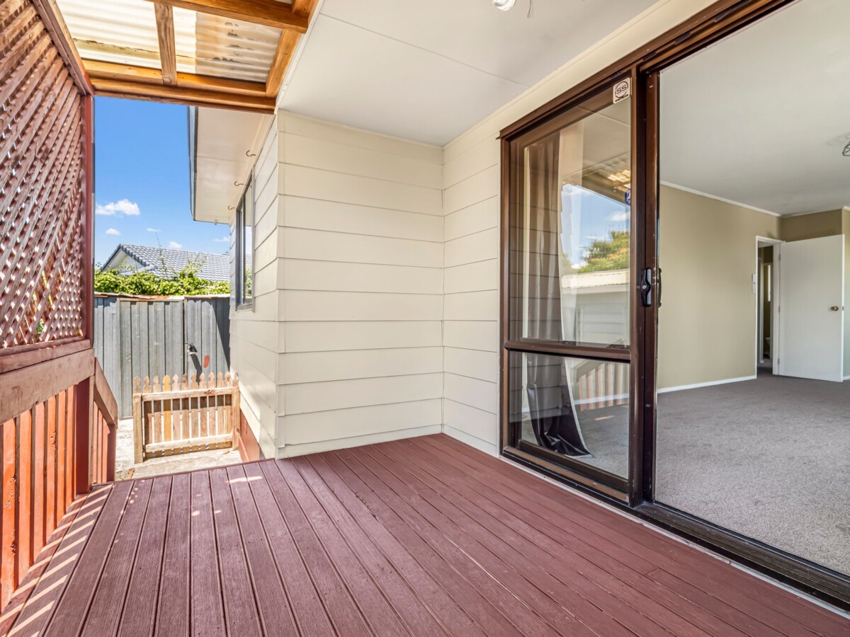 Move-in ready, 3 beds house with standalone garage, 2/21 Silver Creek Road, Weymouth, Auckland