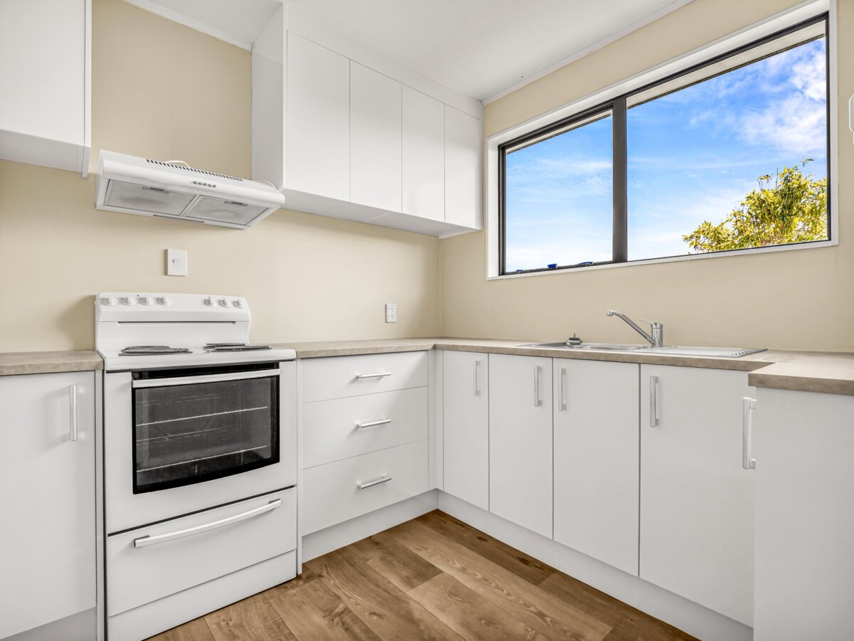 Move-in ready, 3 beds house with standalone garage, 2/21 Silver Creek Road, Weymouth, Auckland