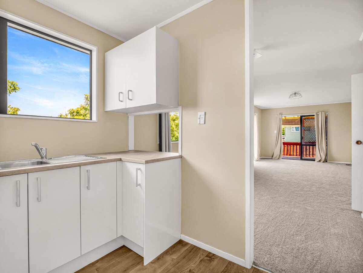 Move-in ready, 3 beds house with standalone garage, 2/21 Silver Creek Road, Weymouth, Auckland