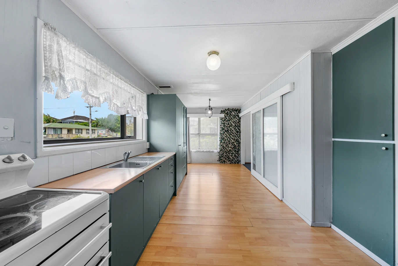 3 beds house on 690m2 section, a garage with utility rooms, close to schools, shopping centres, motorway access, 10 Stainton Place , Otara, Auckland