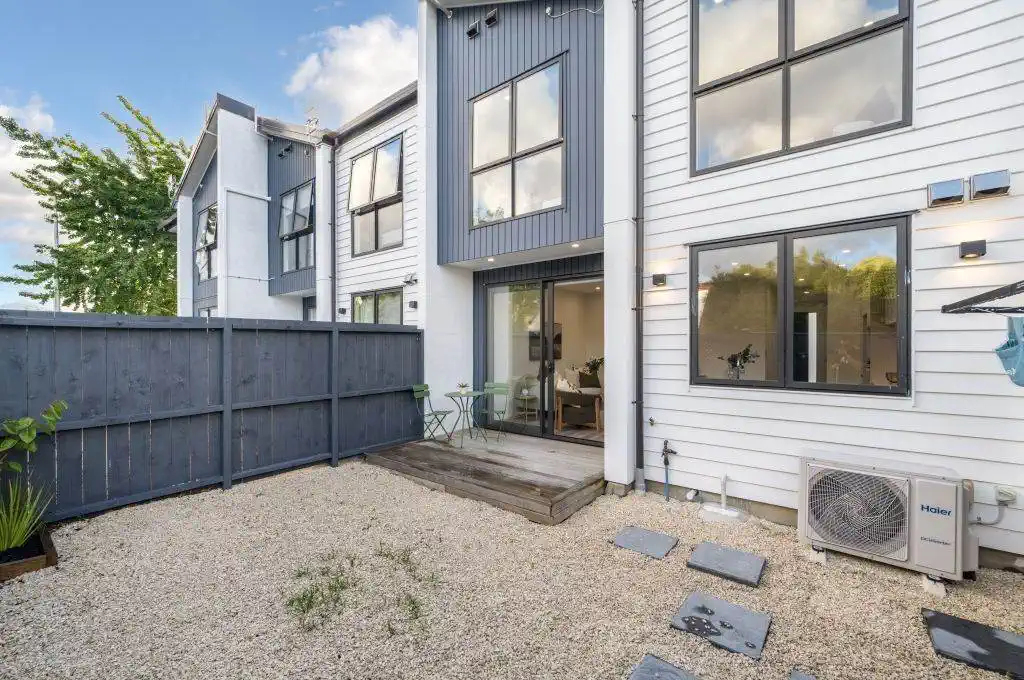 Freehold 3 beds 2.5 baths home with office space and garage, 1.1 km to Stanhope Road School, 1.4 km to Ellerslie School, 102C Celtic Crescent, Ellerslie, Auckland