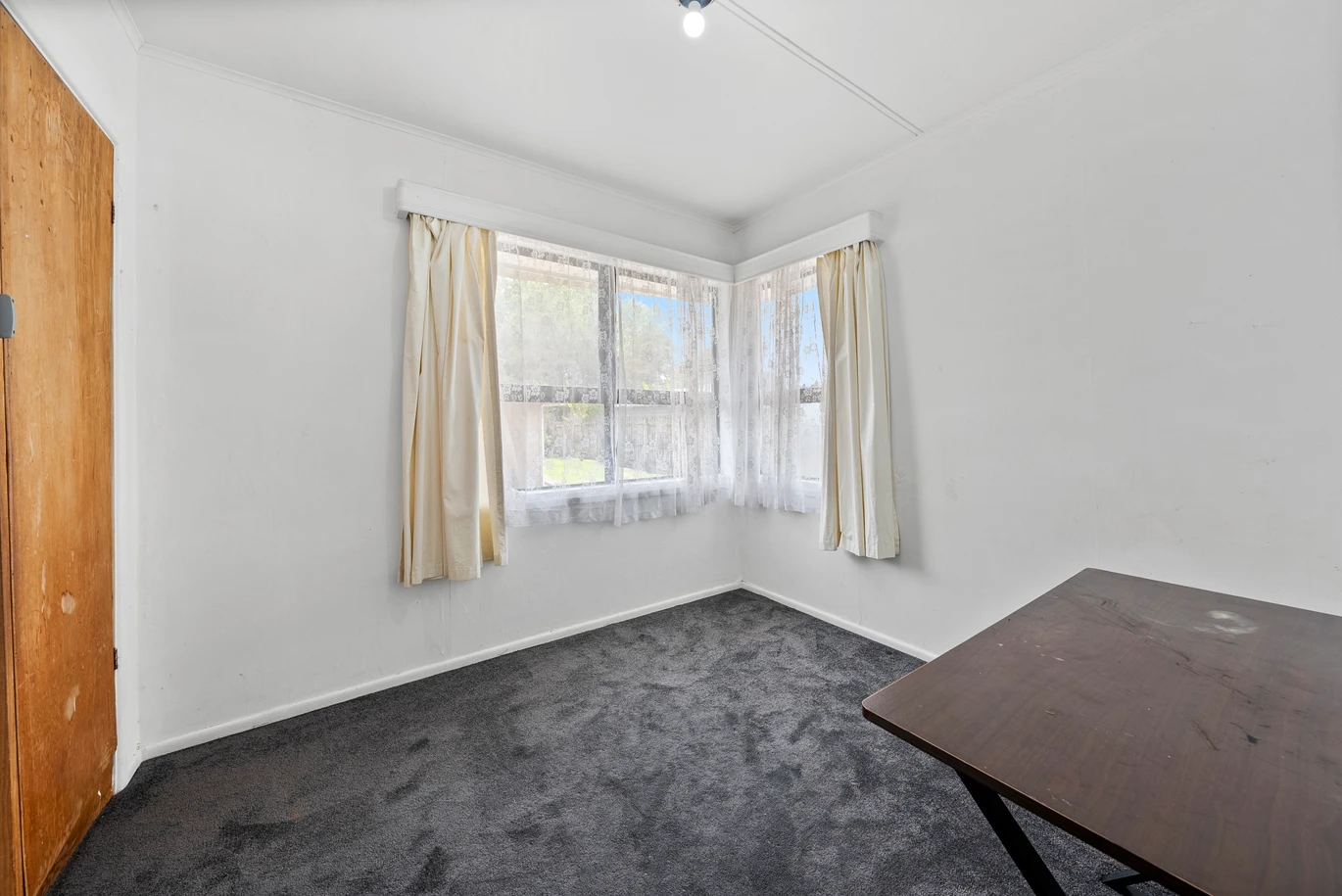 3 beds house on 690m2 section, a garage with utility rooms, close to schools, shopping centres, motorway access, 10 Stainton Place , Otara, Auckland
