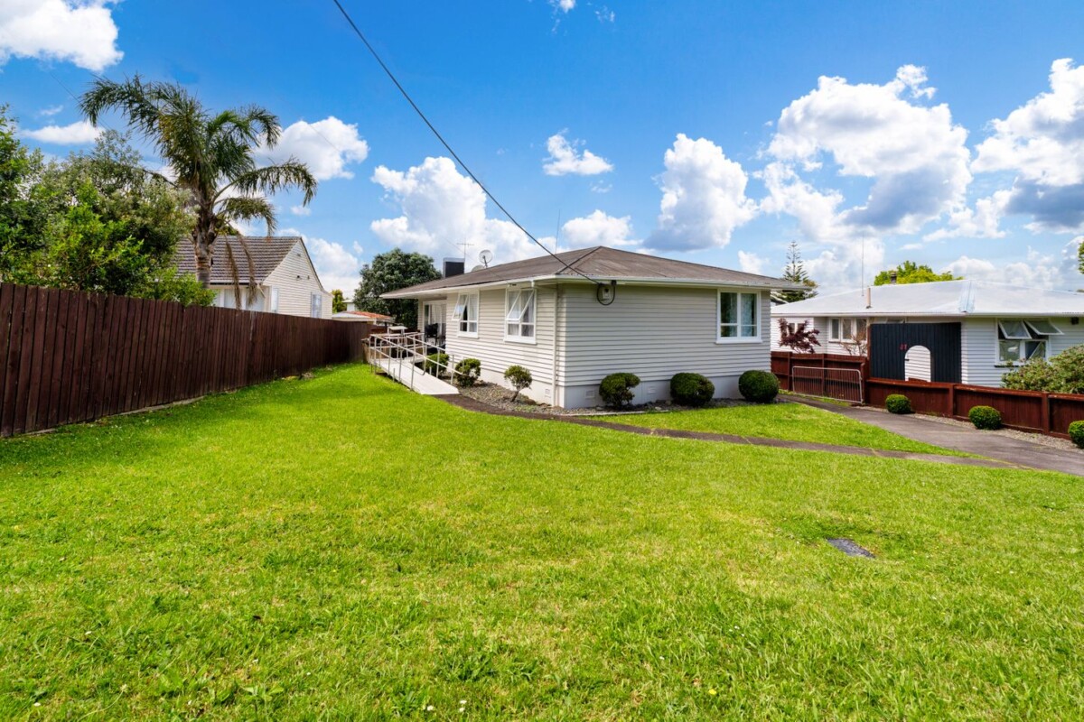 3 beds house on 825m2 near-flat, rectangular section, Zoned Residential-Mixed Housing Urban Zone, approx.4 minutes to the Northwestern Motorway, 6 minutes to WestCity, 13 minutes to Westgate, 39 Coniston Avenue, Te Atatu South, Auckland
