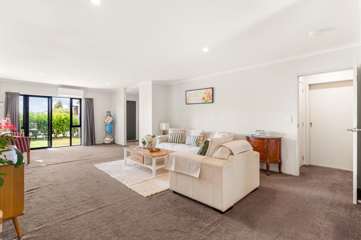 Owners relocating, the sale must be swift, 153m2 affordable 4 beds 1.5 baths house with garage on 256m2 section, 14 Taiaapure Street, Weymouth, Auckland