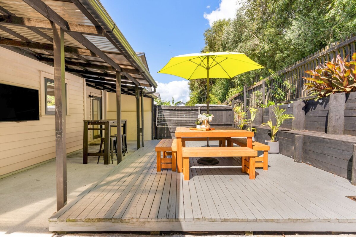 Owners relocating, the sale must be swift, 153m2 affordable 4 beds 1.5 baths house with garage on 256m2 section, 14 Taiaapure Street, Weymouth, Auckland