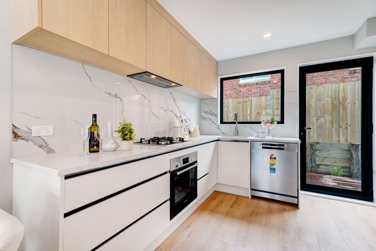 Mt Roskill Grammar school zone, Freehold standalone 3 beds 2.5 baths home with garage, close to schools, shops, park, motorway access, 82 Gifford Avenue, Mount Roskill, Auckland
