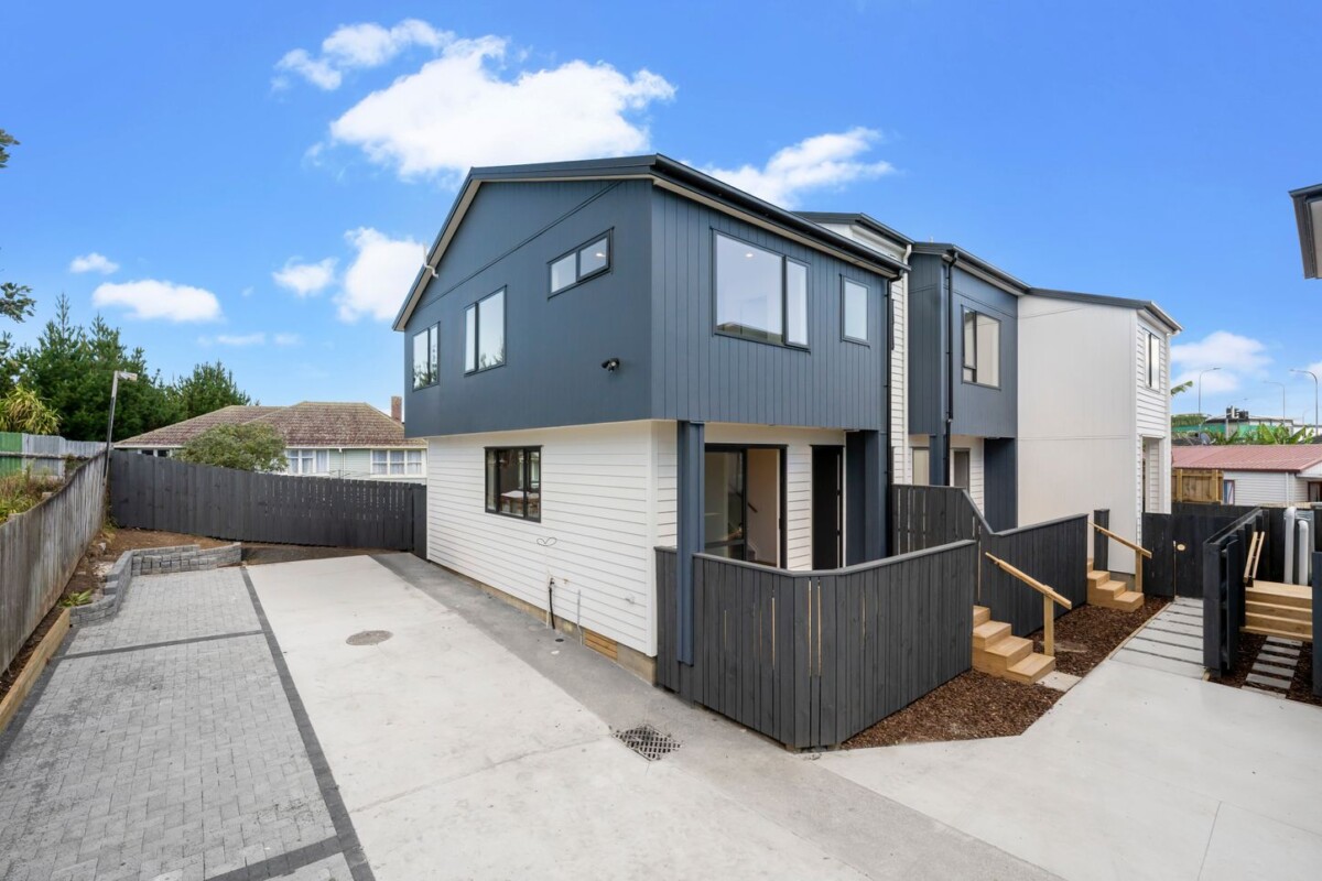 6 minutes to Mount Roskill Grammar School, Brabdbew freehold 3 bed 2.5 bath home, 10 minutes to St Lukes Mall, half minute to motorway access, Lot 4/20 William Blofield Avenue, Mount Roskill, Auckland