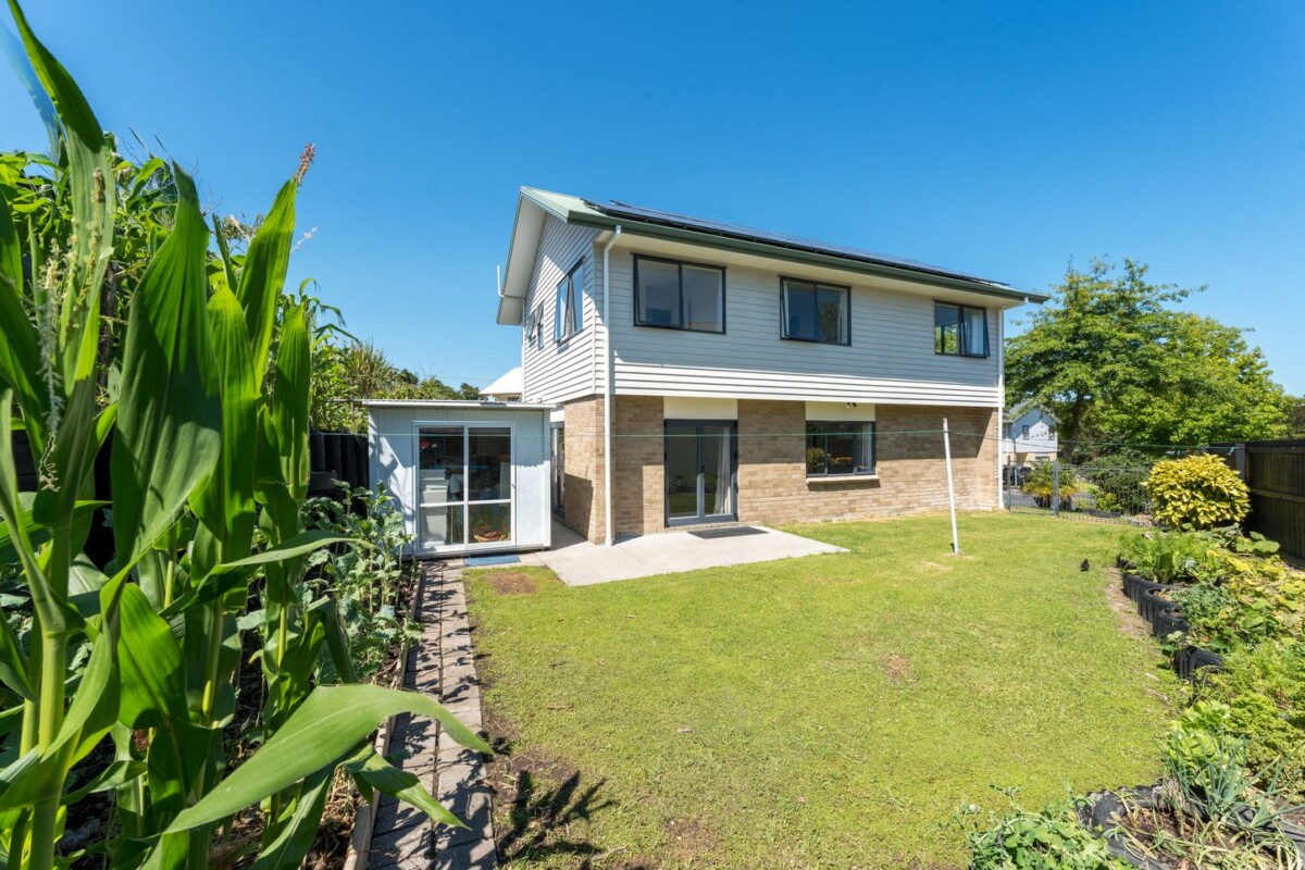 Home Country Calling, Freshly painted and ready to move in, 184m2 5 beds house on 431m2 section, close to schools, park, shopping centre, 16 Pyramid Place, Glen Eden, Auckland