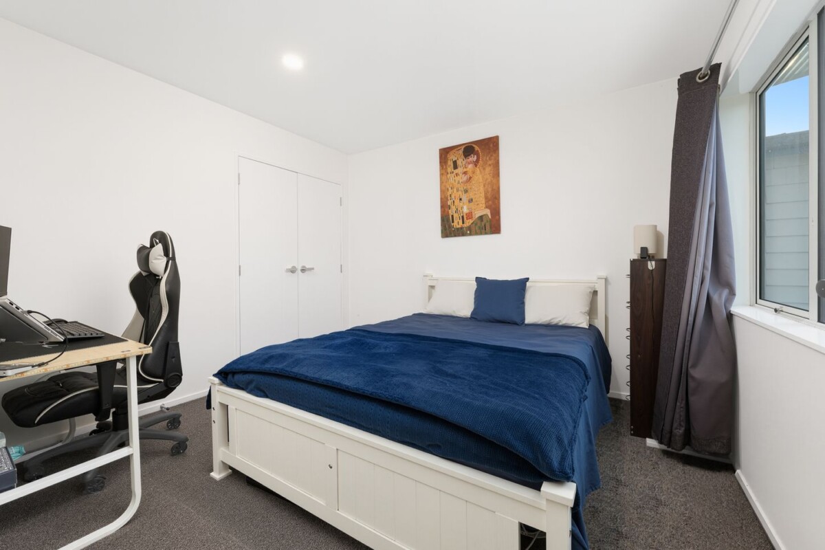 181m2 4 beds house on 209m2 section, walks to the train station and primary school and close to Henderson shops, 41 Sunshine Boulevard, Sunnyvale, Auckland