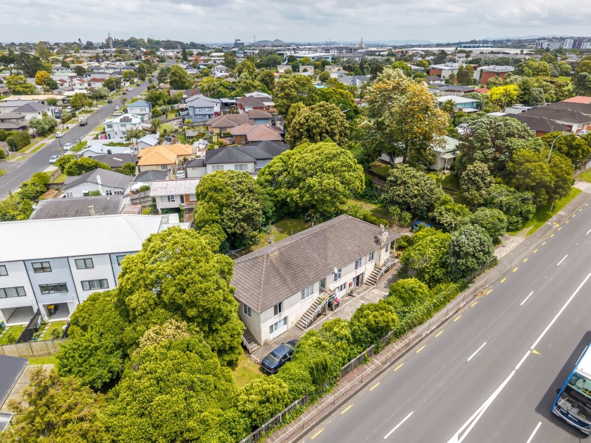 once in 40 years, 1100m2 section with 4 x 1brm units on 2 levels, proven holding income of over $80,000pa, Only minutes to Macca’s Motorway access and Syliva Park, Unit 1-4/357 Ellerslie-Panmure Highway, Mount Wellington, Auckland